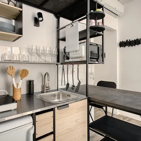 Joivy Elegant Double Near Subway Station Apartment Milan