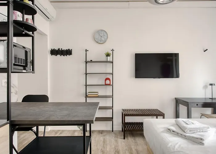 Joivy Elegant Double Near Subway Station Apartmán